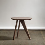 Table d'appoint minimaliste en chêne massif avec pied en forme d'ailette et plateau en placage ultrafin pour salon
