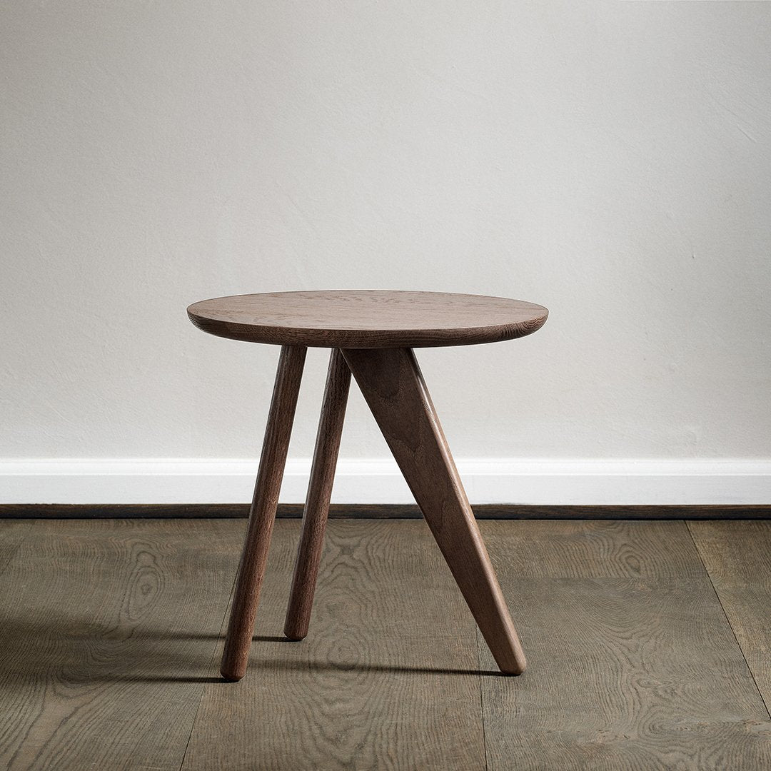 Table d'appoint minimaliste en chêne massif avec pied en forme d'ailette et plateau en placage ultrafin pour salon