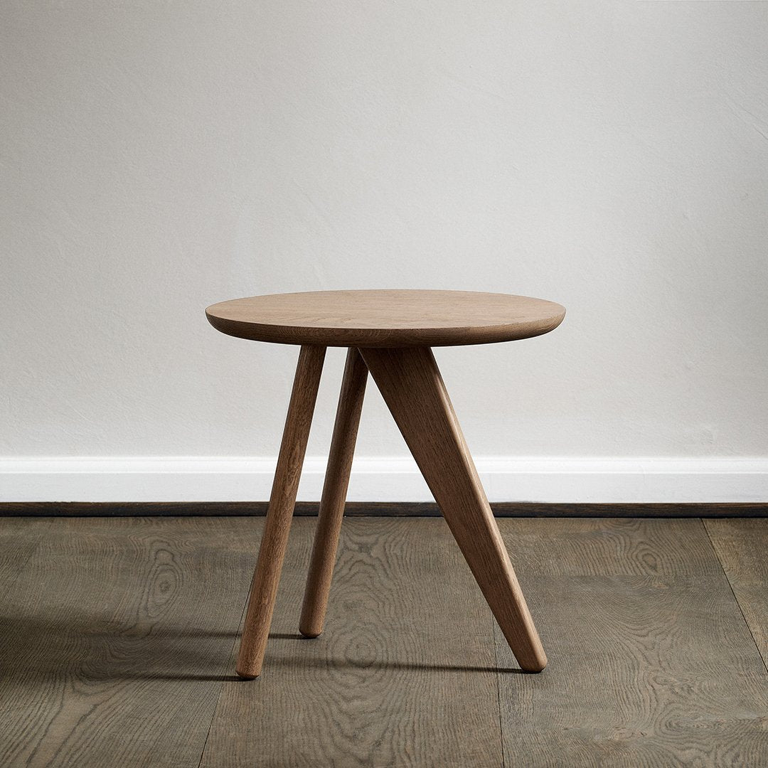 Table d'appoint minimaliste en chêne massif avec pied en forme d'ailette et plateau en placage ultrafin pour salon