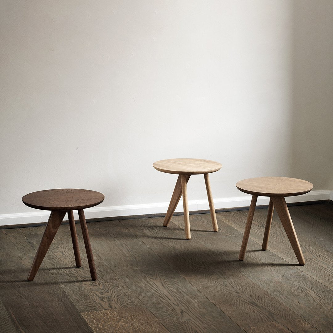 Table d'appoint minimaliste en chêne massif avec pied en forme d'ailette et plateau en placage ultrafin pour salon