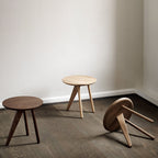 Table d'appoint minimaliste en chêne massif avec pied en forme d'ailette et plateau en placage ultrafin pour salon