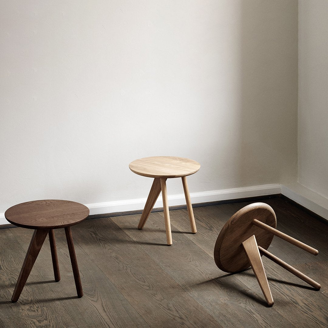 Table d'appoint minimaliste en chêne massif avec pied en forme d'ailette et plateau en placage ultrafin pour salon