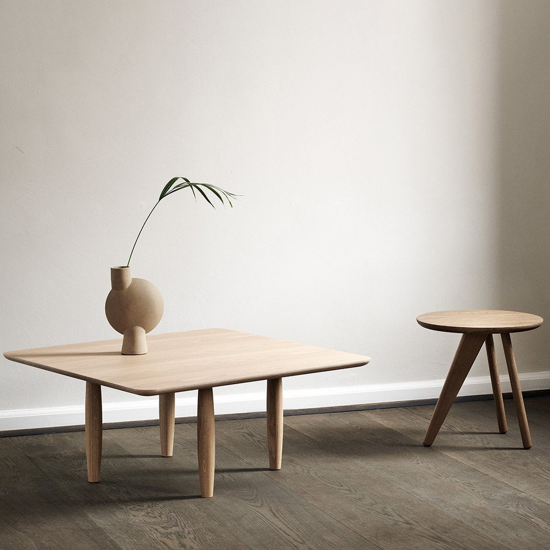 Table d'appoint minimaliste en chêne massif avec pied en forme d'ailette et plateau en placage ultrafin pour salon