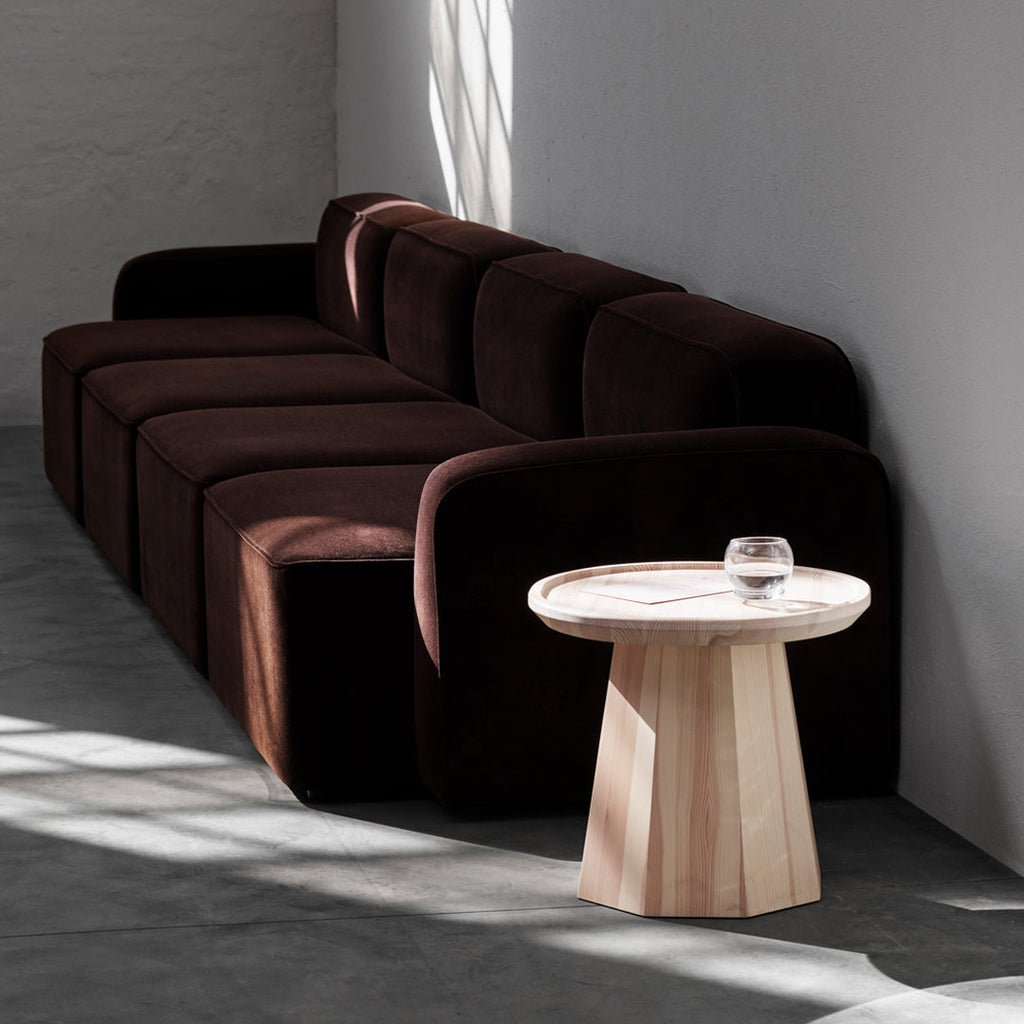 Table basse scandinave en pin avec piètement sculptural octogonal pour salon