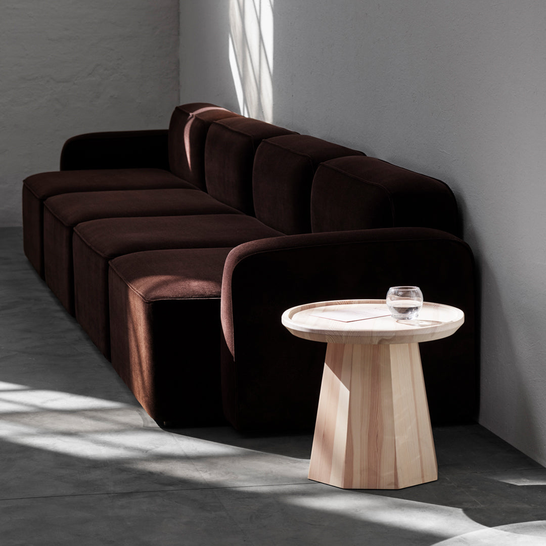 Table basse scandinave en pin avec piètement sculptural octogonal pour salon