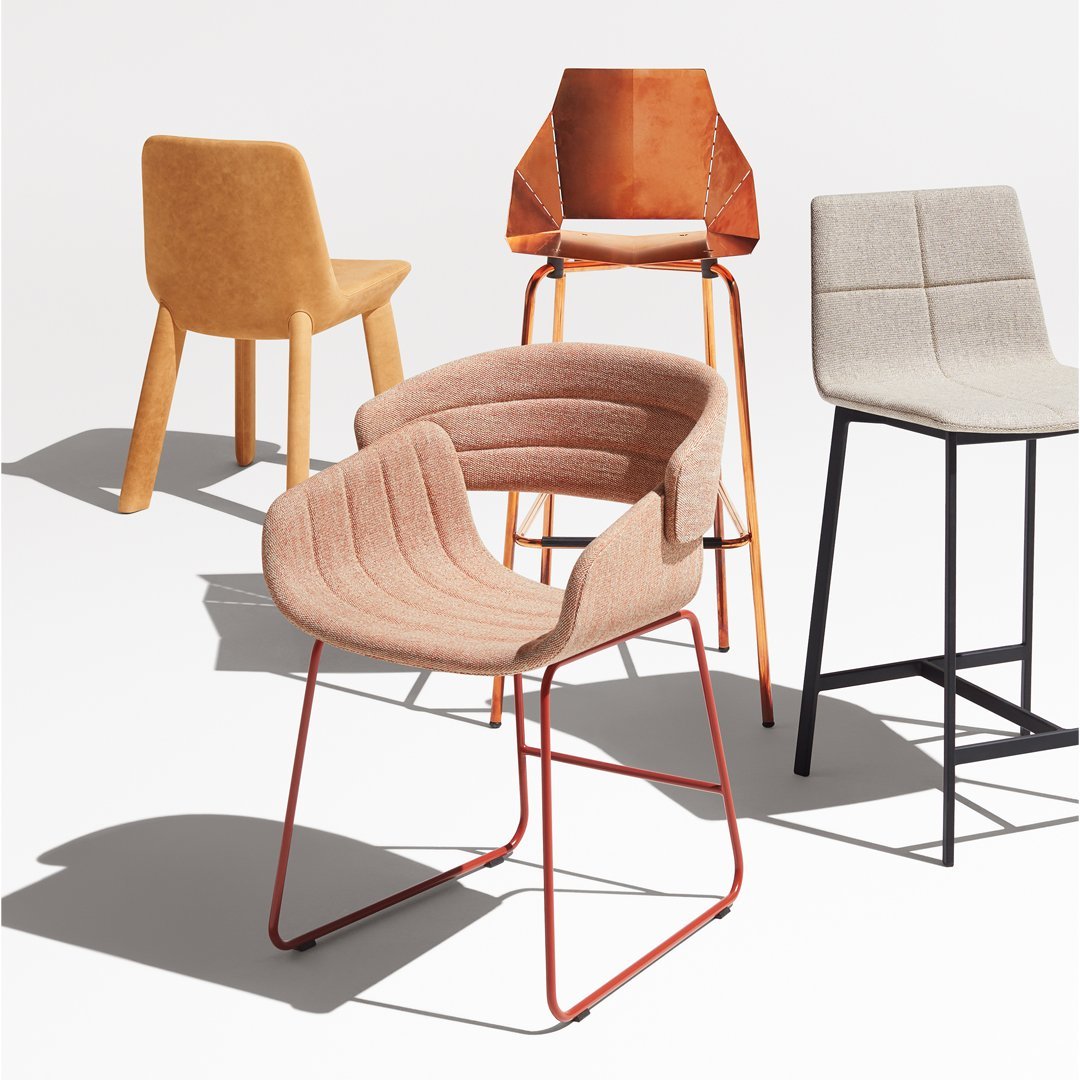 Chaise d'appoint contemporaine entièrement rembourrée en mousse et contreplaqué avec pieds en métal pour salle à manger