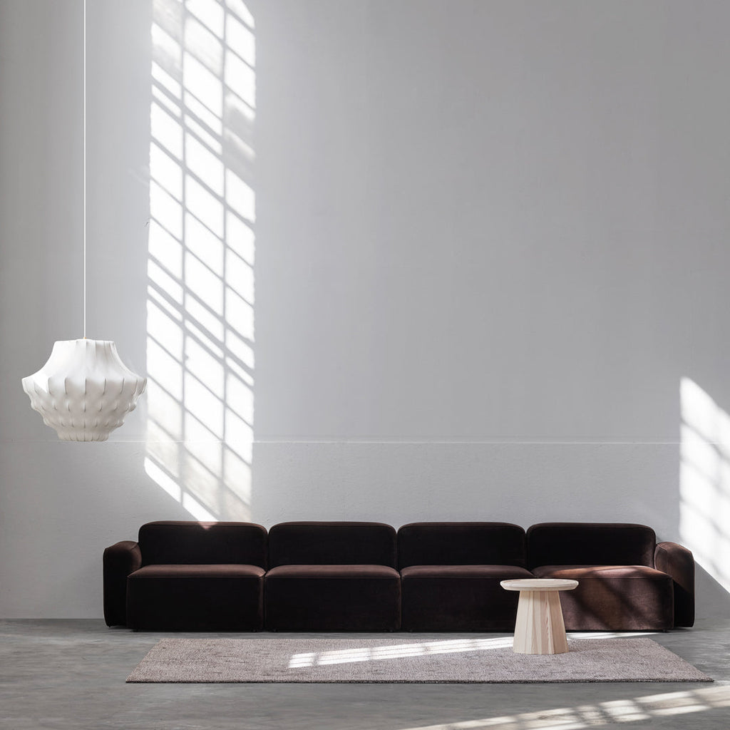 Table basse scandinave en pin avec piètement sculptural octogonal pour salon