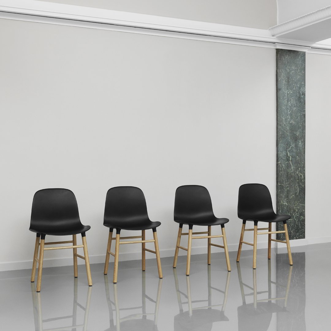 Chaise de salle à manger contemporaine en plastique moulé et chêne avec système d'assemblage intégré.