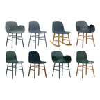Chaise de salle à manger contemporaine en plastique moulé et chêne avec système d'assemblage intégré.