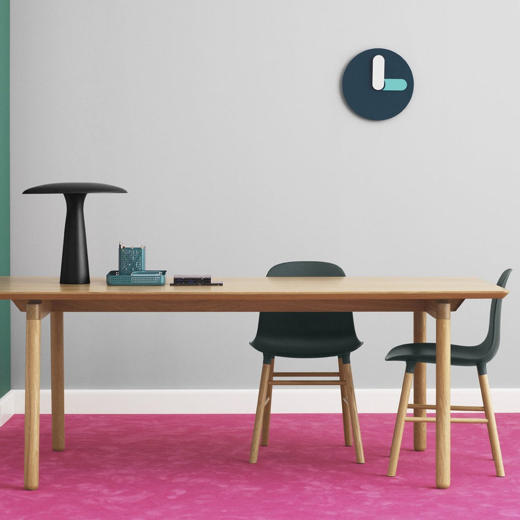 Chaise de salle à manger contemporaine en plastique moulé et chêne avec système d'assemblage intégré.