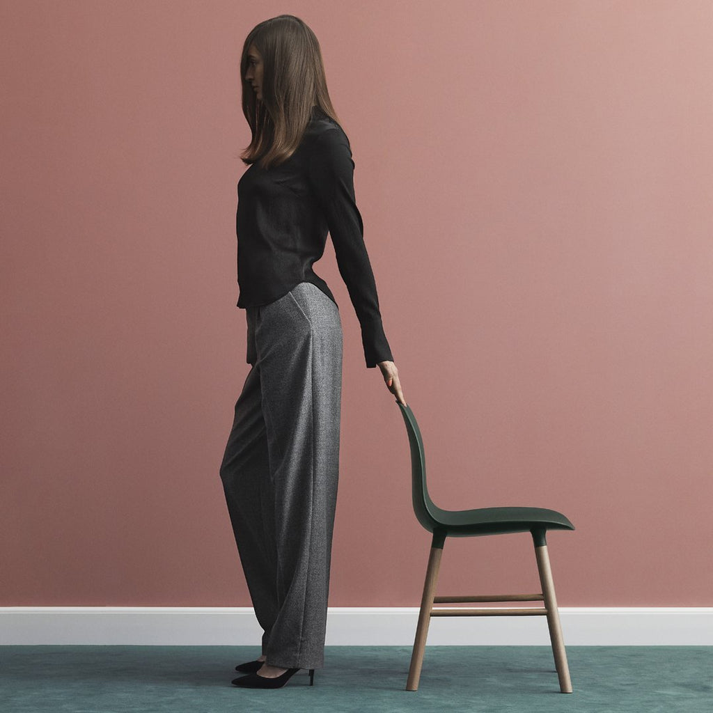 Chaise de salle à manger contemporaine en plastique moulé et chêne avec système d'assemblage intégré.