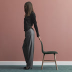 Chaise de salle à manger contemporaine en plastique moulé et chêne avec système d'assemblage intégré.