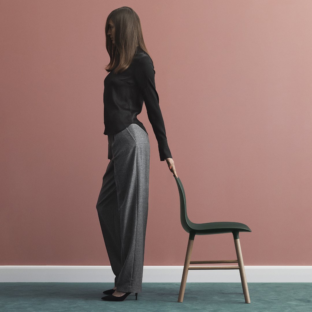 Chaise de salle à manger contemporaine en plastique moulé et chêne avec système d'assemblage intégré.