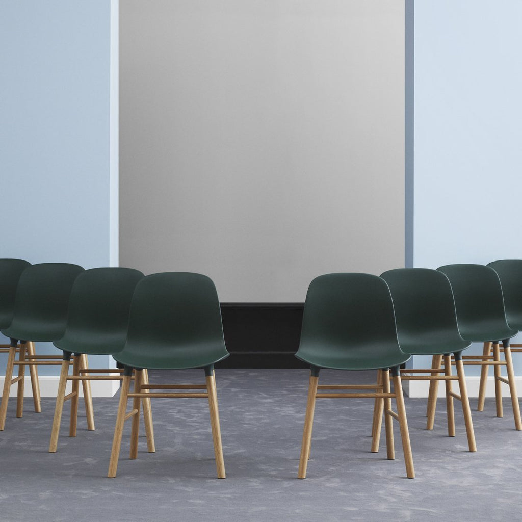 Chaise de salle à manger contemporaine en plastique moulé et chêne avec système d'assemblage intégré.