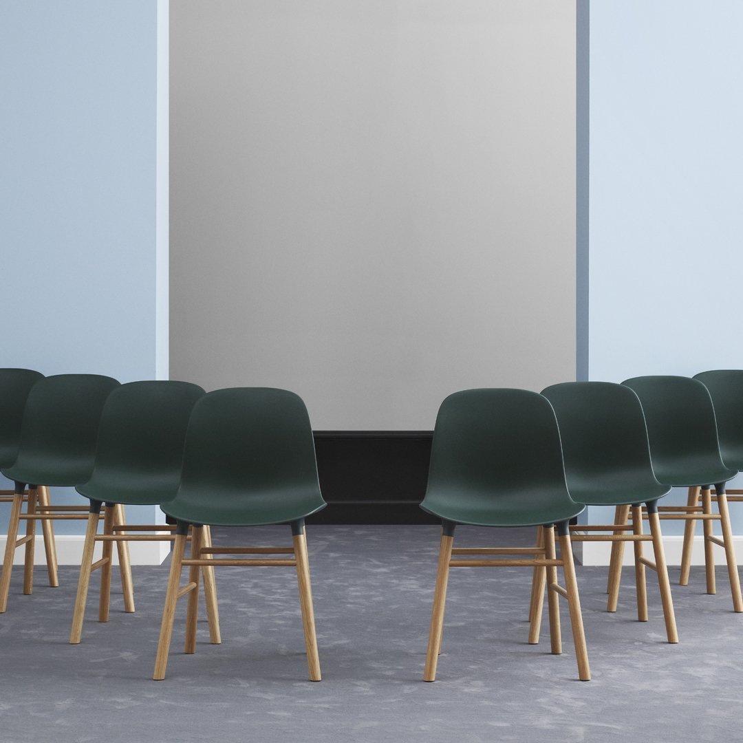 Chaise de salle à manger contemporaine en plastique moulé et chêne avec système d'assemblage intégré.