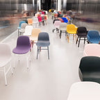 Chaise de salle à manger contemporaine en plastique moulé et chêne avec système d'assemblage intégré.