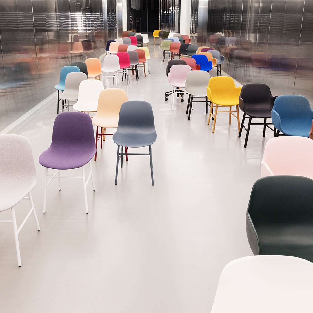 Chaise de salle à manger contemporaine en plastique moulé et chêne avec système d'assemblage intégré.