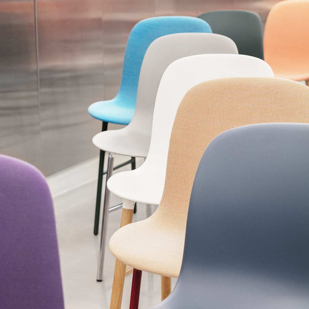 Chaise de salle à manger contemporaine en plastique moulé et chêne avec système d'assemblage intégré.