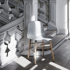 Chaise de salle à manger contemporaine en plastique moulé et chêne avec système d'assemblage intégré.