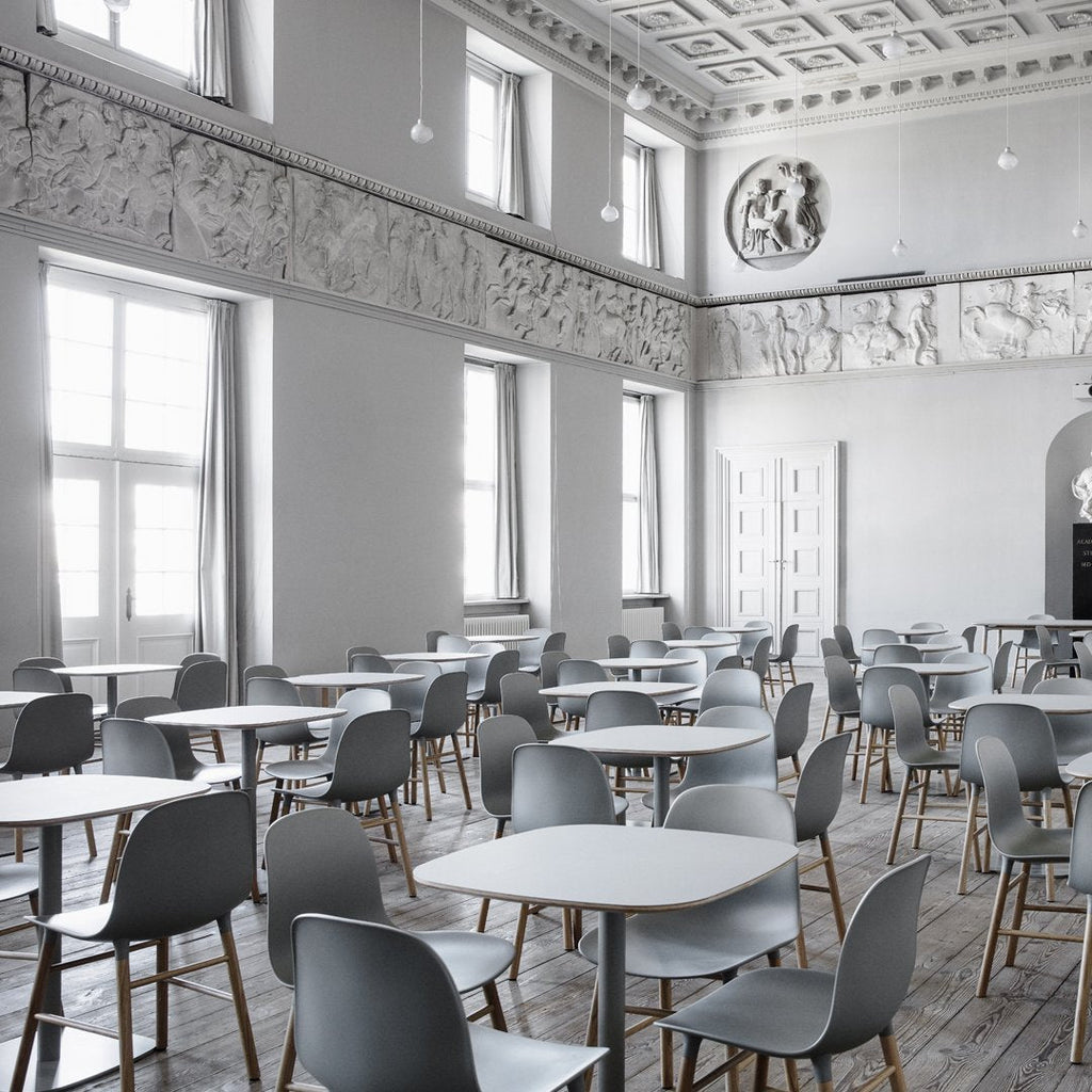 Chaise de salle à manger contemporaine en plastique moulé et chêne avec système d'assemblage intégré.
