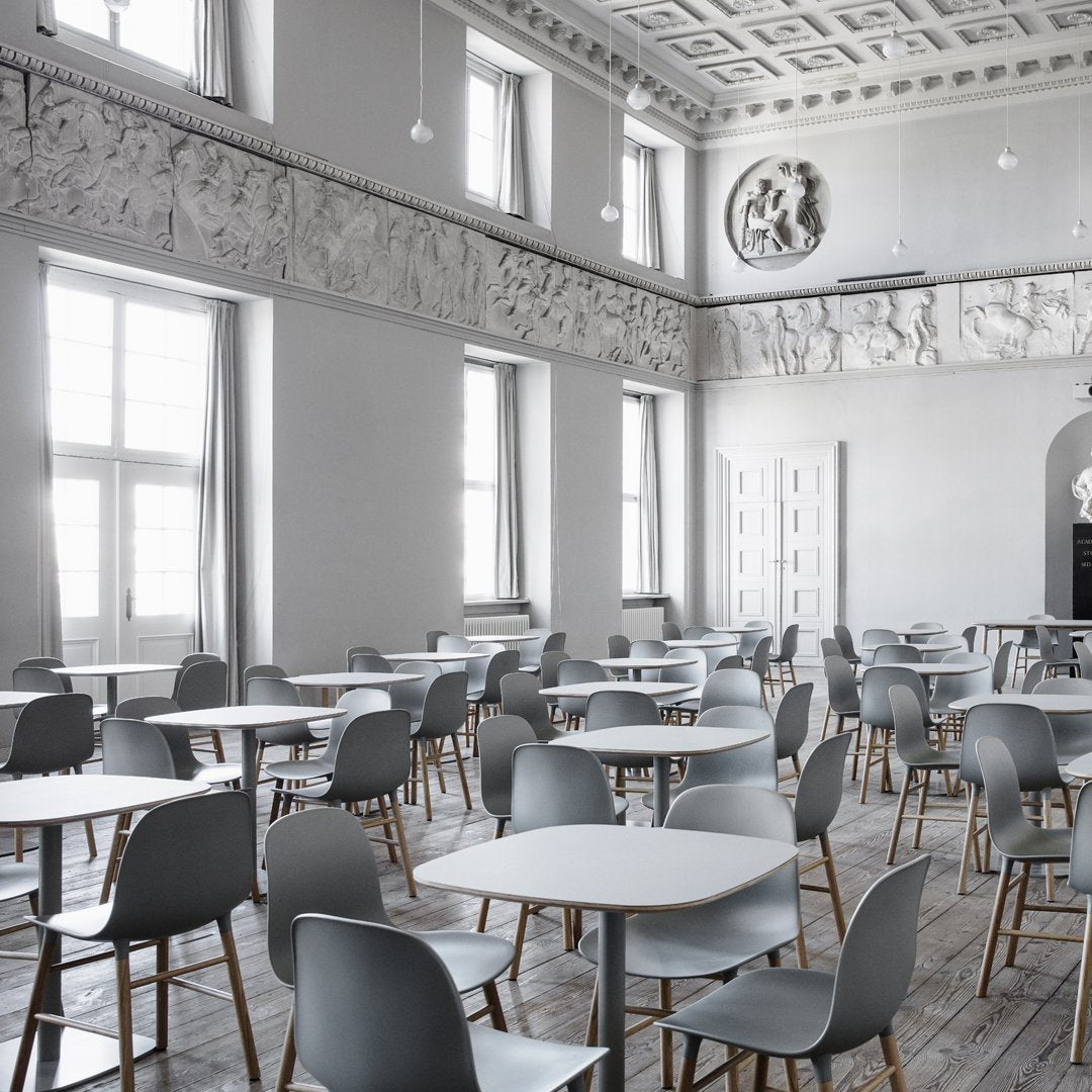 Chaise de salle à manger contemporaine en plastique moulé et chêne avec système d'assemblage intégré.