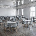 Chaise de salle à manger contemporaine en plastique moulé et chêne avec système d'assemblage intégré.