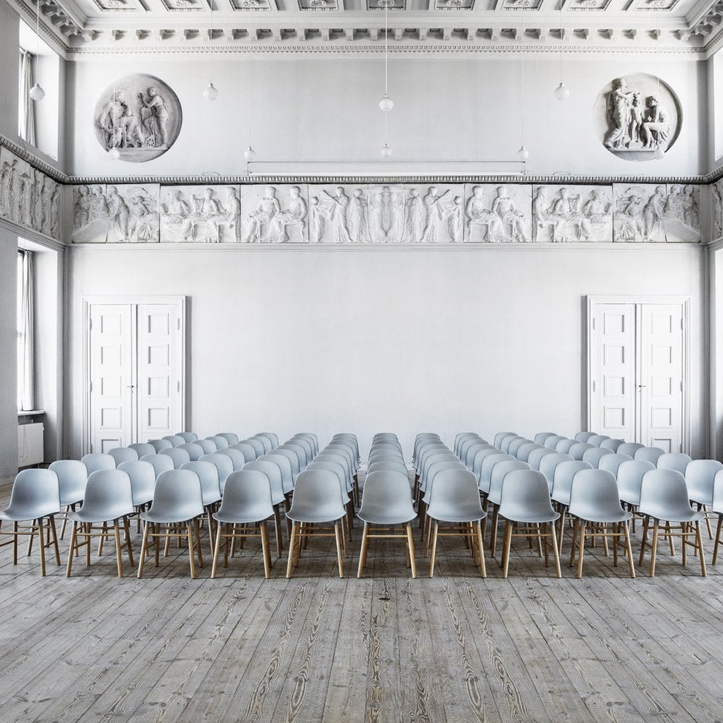 Chaise de salle à manger contemporaine en plastique moulé et chêne avec système d'assemblage intégré.