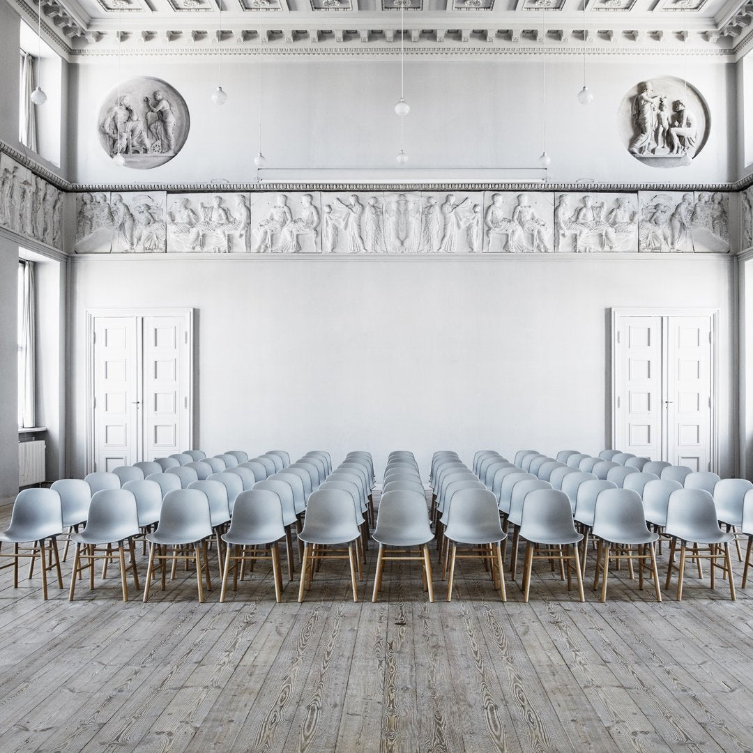 Chaise de salle à manger contemporaine en plastique moulé et chêne avec système d'assemblage intégré.