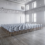 Chaise de salle à manger contemporaine en plastique moulé et chêne avec système d'assemblage intégré.