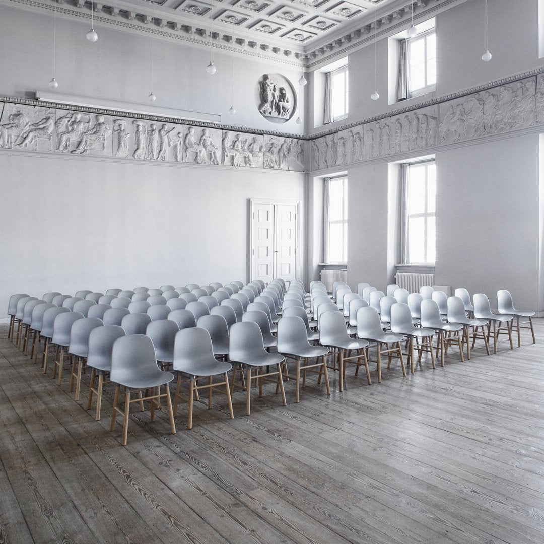 Chaise de salle à manger contemporaine en plastique moulé et chêne avec système d'assemblage intégré.