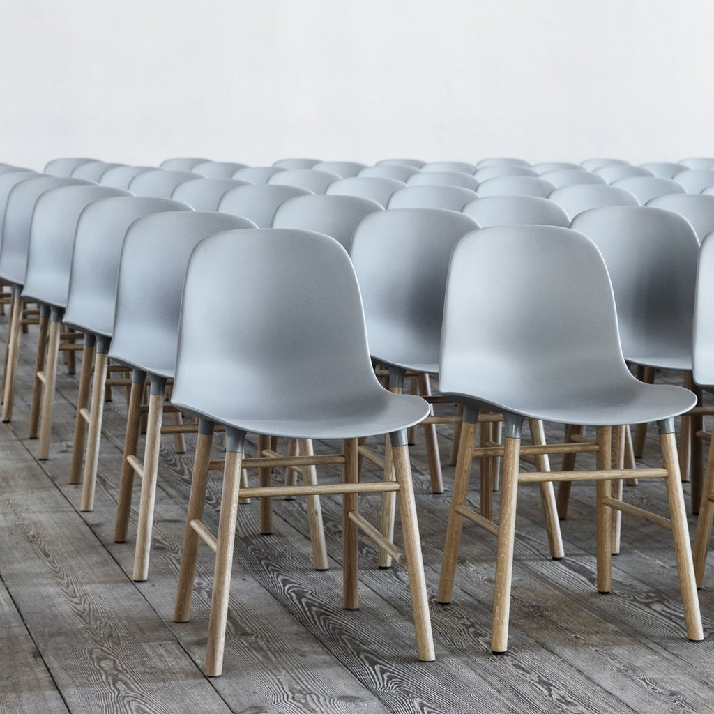 Chaise de salle à manger contemporaine en plastique moulé et chêne avec système d'assemblage intégré.