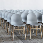 Chaise de salle à manger contemporaine en plastique moulé et chêne avec système d'assemblage intégré.