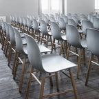 Chaise de salle à manger contemporaine en plastique moulé et chêne avec système d'assemblage intégré.