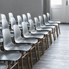 Chaise de salle à manger contemporaine en plastique moulé et chêne avec système d'assemblage intégré.