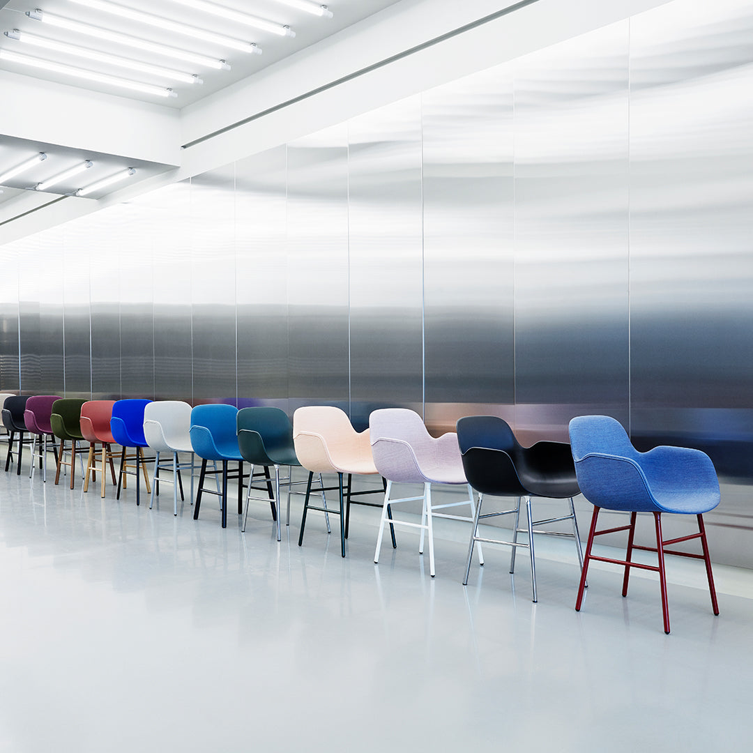 Chaise de salle à manger contemporaine en plastique moulé et chêne avec système d'assemblage intégré.