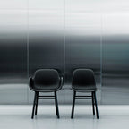 Chaise de salle à manger contemporaine en plastique moulé et chêne avec système d'assemblage intégré.