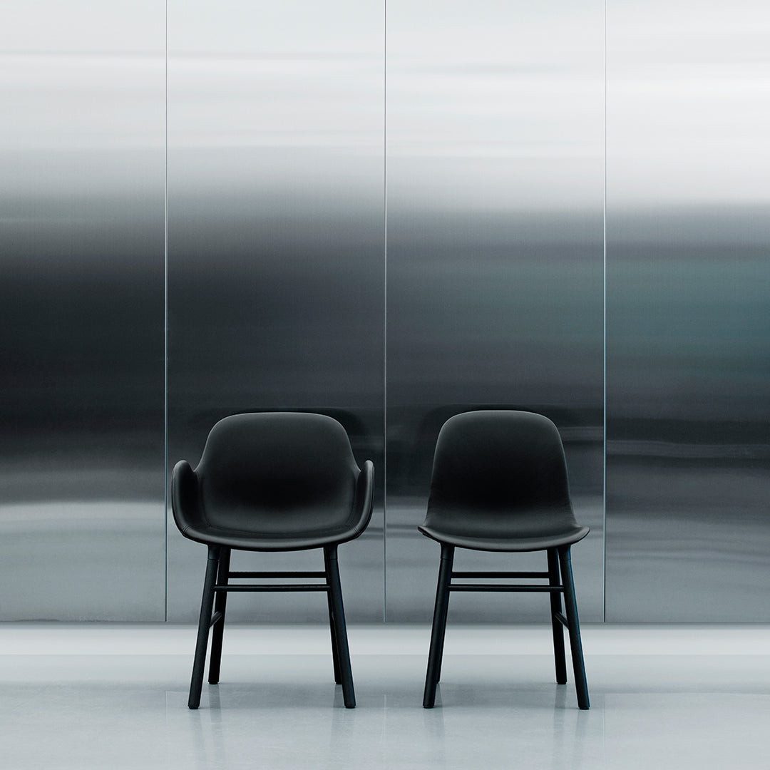 Chaise de salle à manger contemporaine en plastique moulé et chêne avec système d'assemblage intégré.