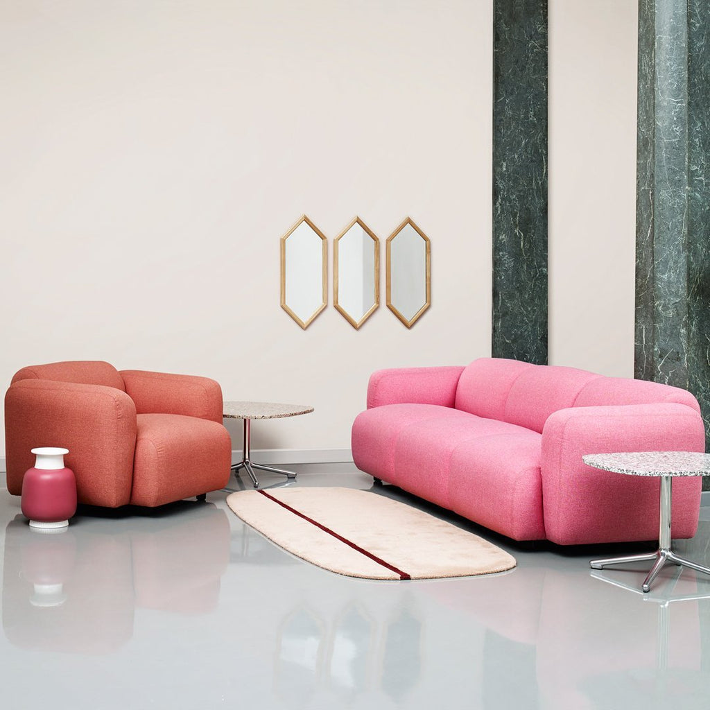 Fauteuil de salon rembourré minimaliste avec silhouette aux courbes douces pour le salon