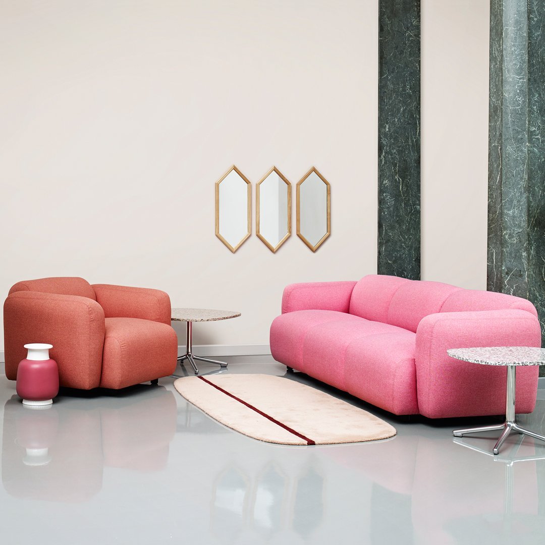 Fauteuil de salon rembourré minimaliste avec silhouette aux courbes douces pour le salon