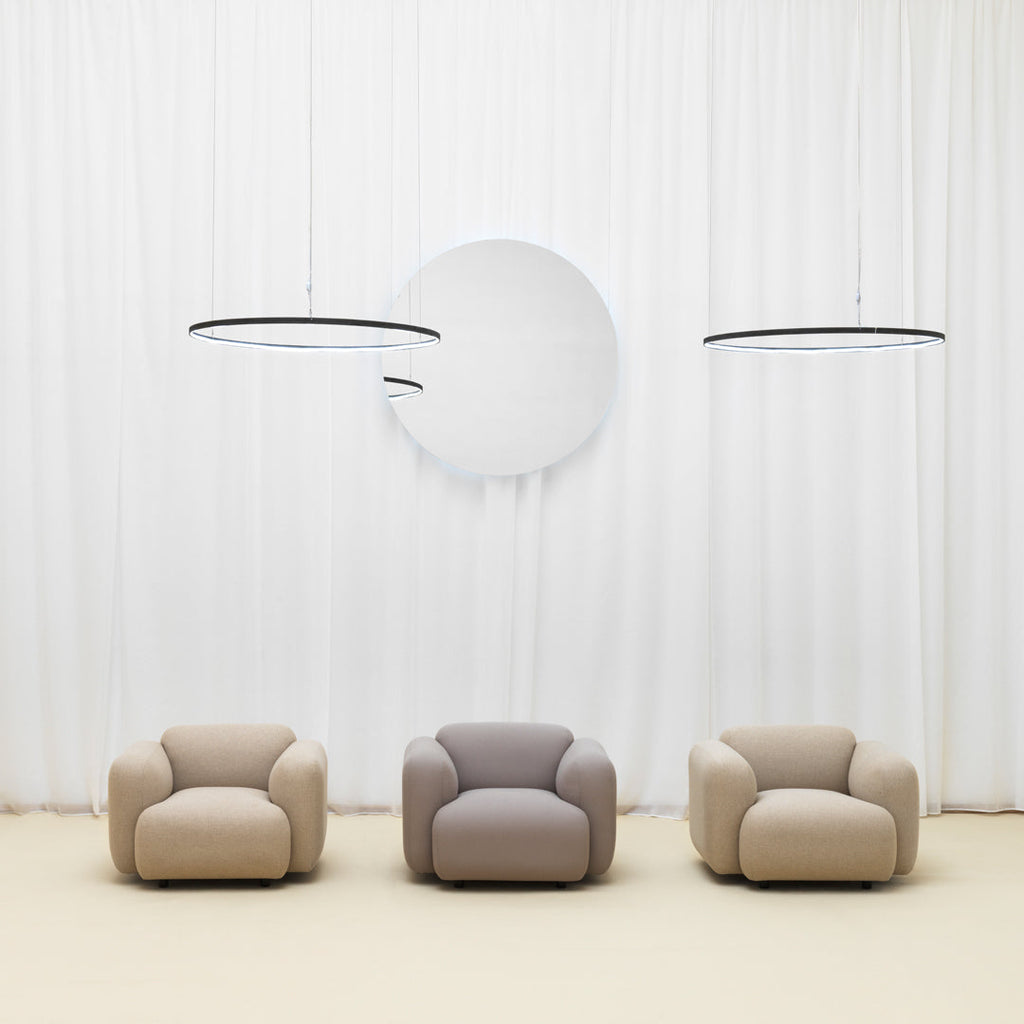 Fauteuil de salon rembourré minimaliste avec silhouette aux courbes douces pour le salon