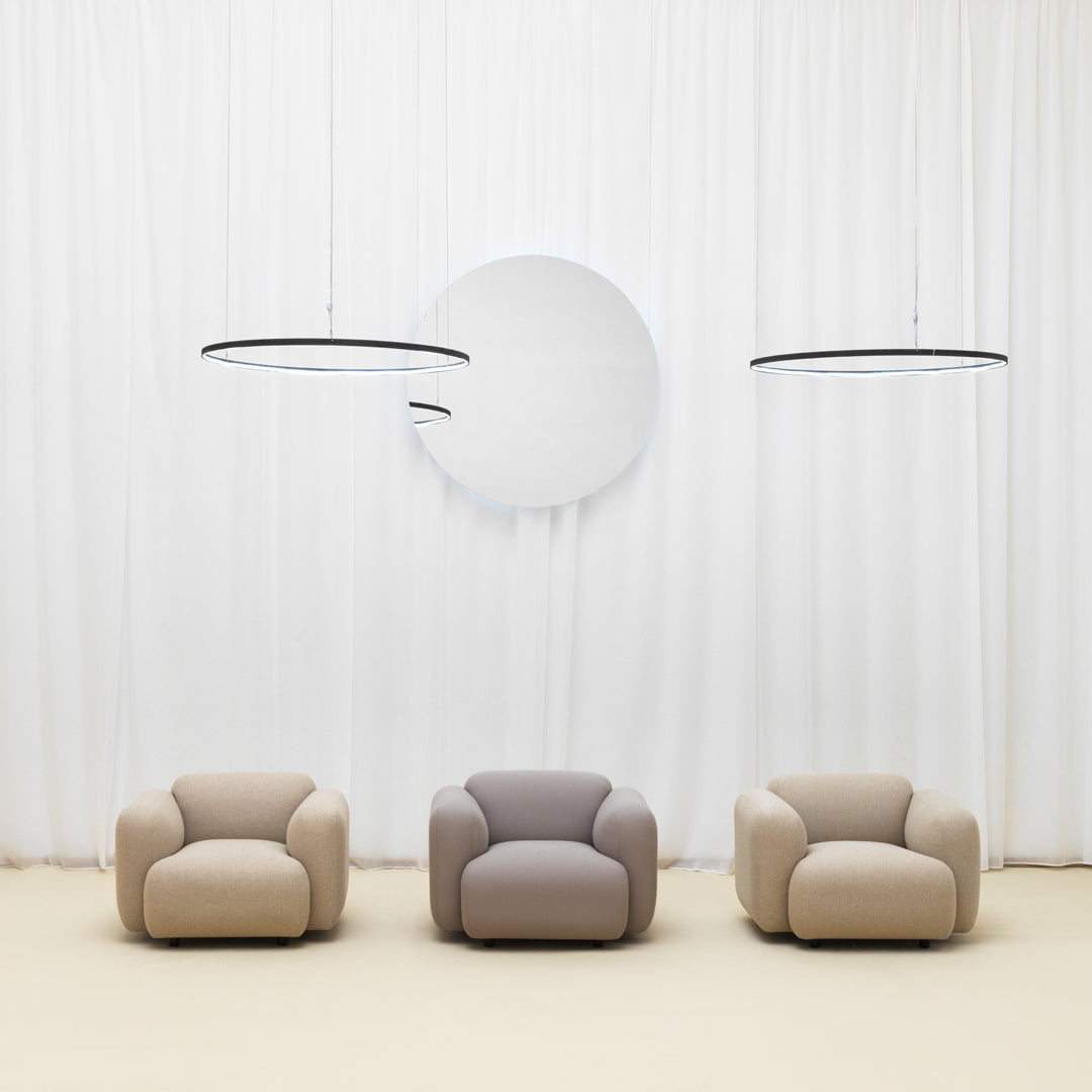 Fauteuil de salon rembourré minimaliste avec silhouette aux courbes douces pour le salon