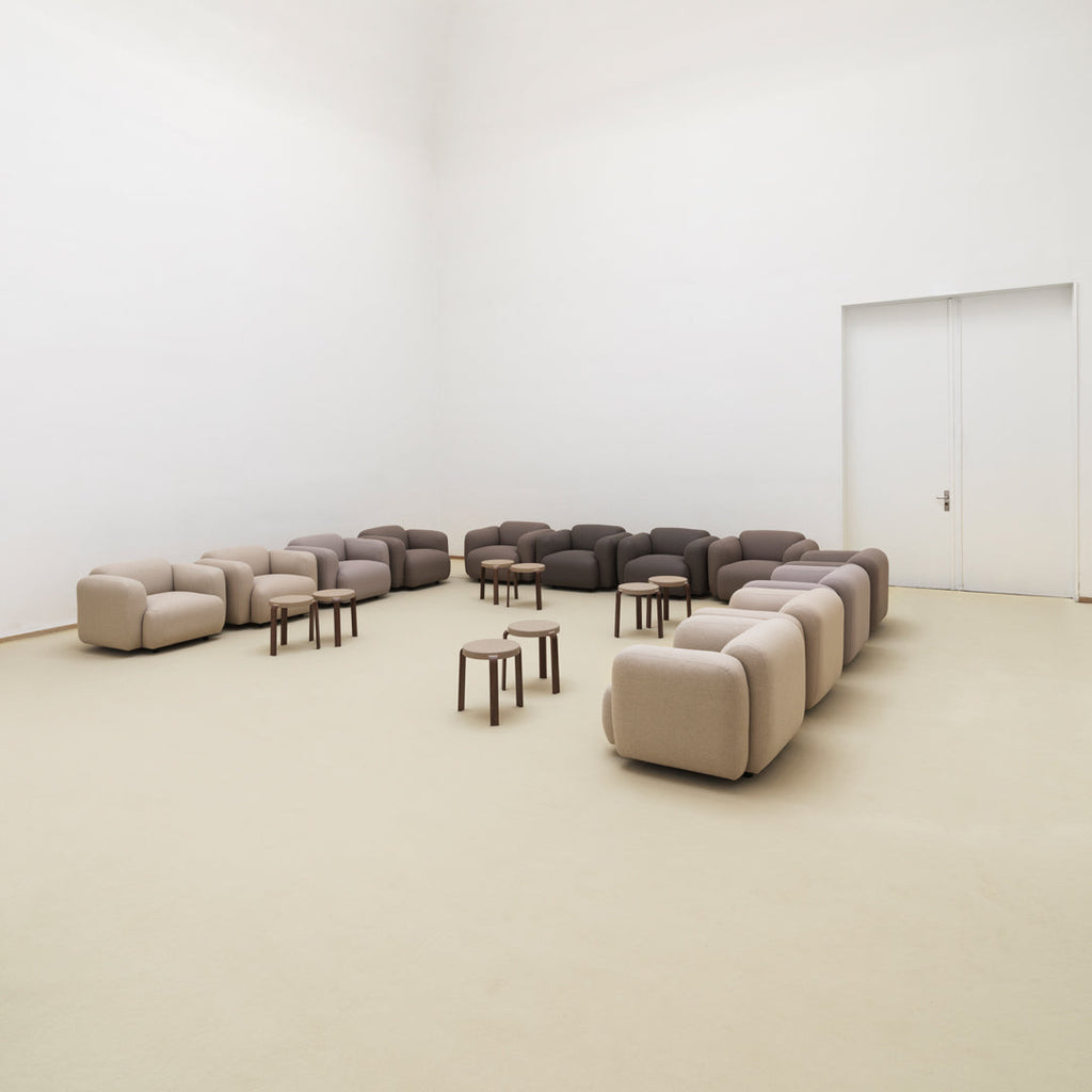 Fauteuil de salon rembourré minimaliste avec silhouette aux courbes douces pour le salon