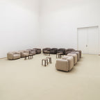 Fauteuil de salon rembourré minimaliste avec silhouette aux courbes douces pour le salon