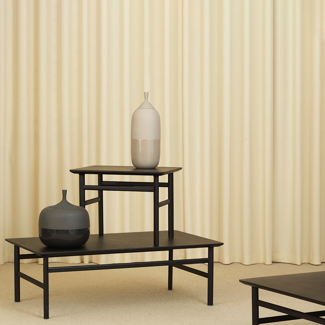 Table Basse Danoise Shaker en Chêne Massif avec Bords Biseautés et Pieds Ovales pour Salon