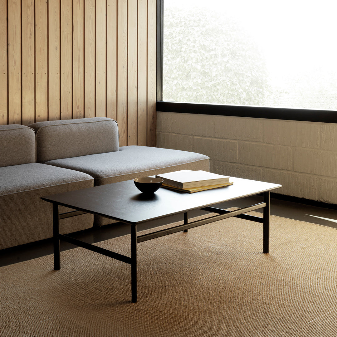 Table Basse Danoise Shaker en Chêne Massif avec Bords Biseautés et Pieds Ovales pour Salon