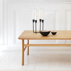 Table Basse Danoise Shaker en Chêne Massif avec Bords Biseautés et Pieds Ovales pour Salon