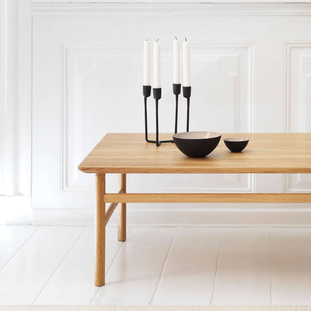 Table Basse Danoise Shaker en Chêne Massif avec Bords Biseautés et Pieds Ovales pour Salon