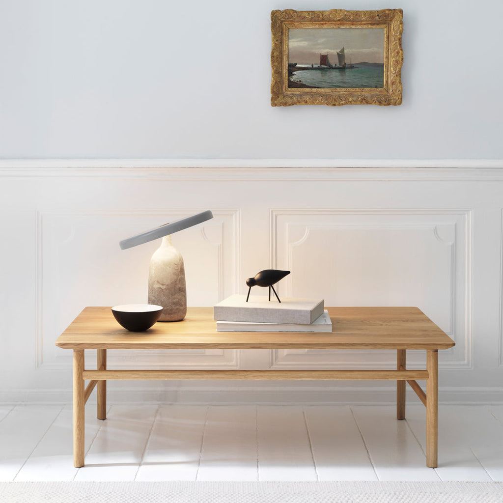 Table Basse Danoise Shaker en Chêne Massif avec Bords Biseautés et Pieds Ovales pour Salon