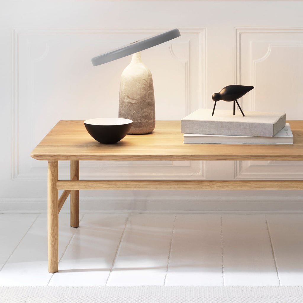 Table Basse Danoise Shaker en Chêne Massif avec Bords Biseautés et Pieds Ovales pour Salon