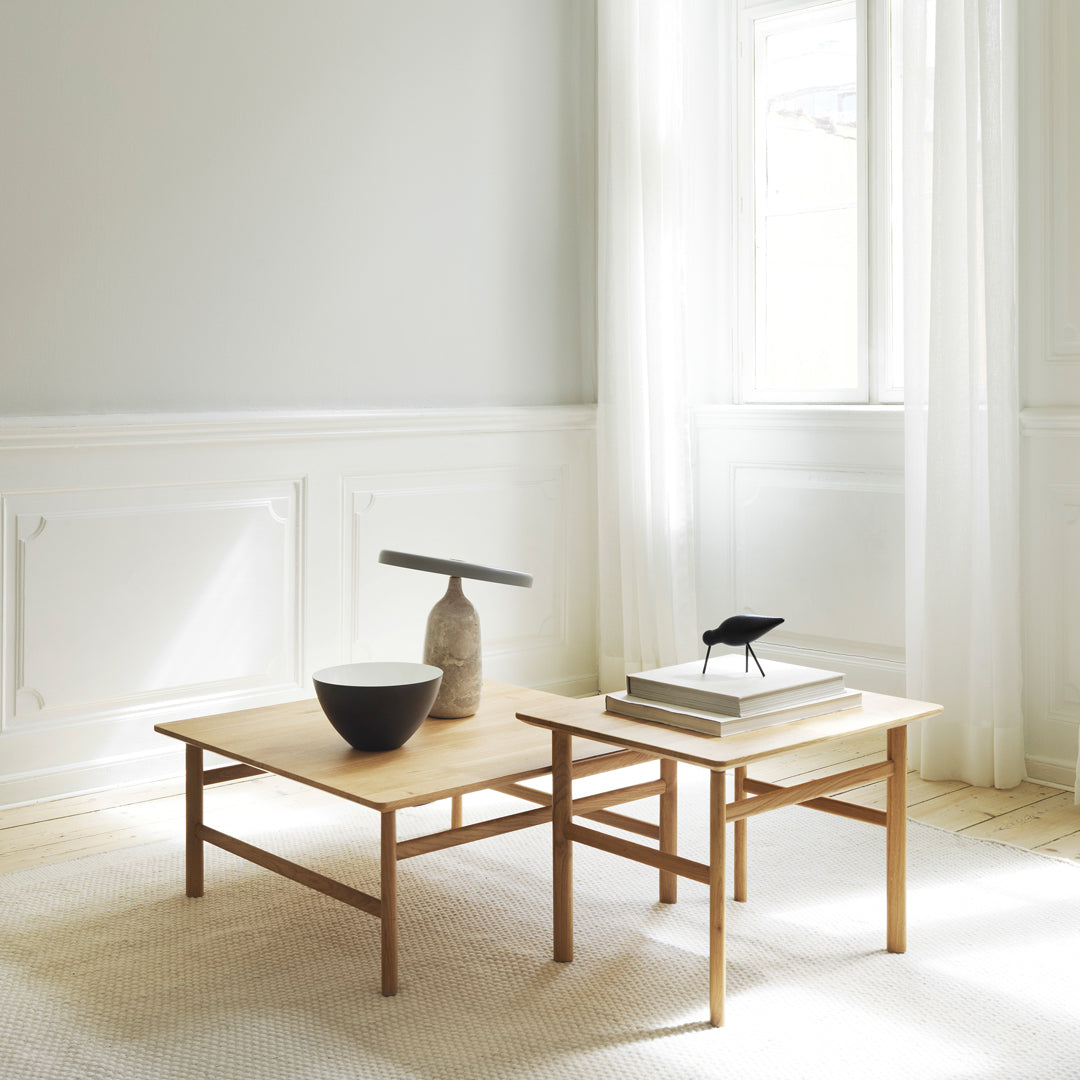 Table Basse Danoise Shaker en Chêne Massif avec Bords Biseautés et Pieds Ovales pour Salon